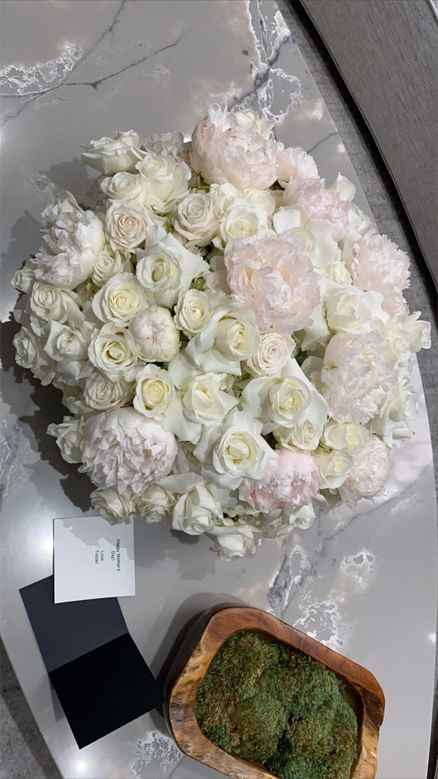 Kylie Jenner mostra buquê de flores enviado por Tristan Thompson (Foto: Reprodução / Instagram)