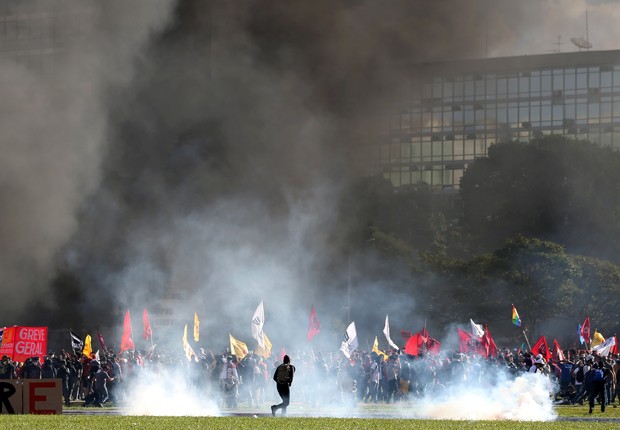 Manifestantes protestam contra Michel Temer e reformas em frente ao prédio do Ministério da Agricultura, em Brasília  (Foto: Paulo Whitaker/Reuters)