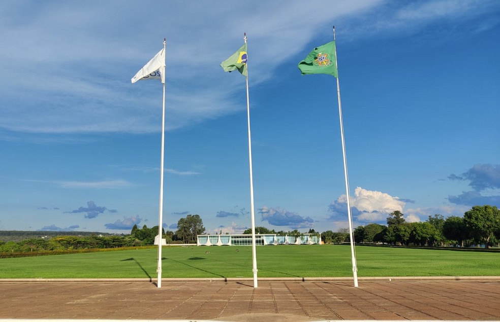 Imagem do Palácio da Alvorada nesta quinta-feira (17), sem apoiadores do presidente, que antes circulavam pela área pública em frente ao jardim  — Foto: Vinícius Cassela