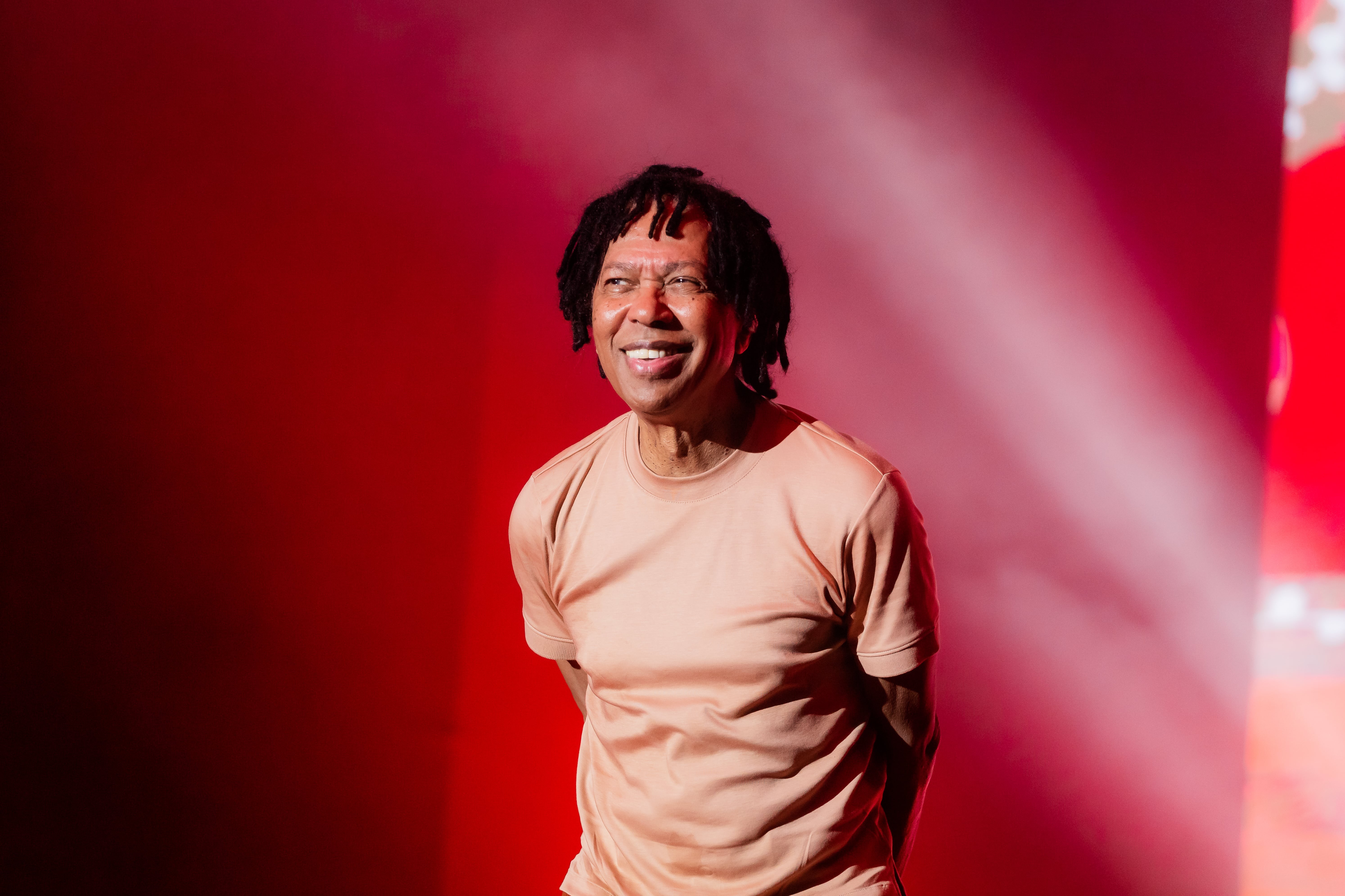 Djavan revela hábito de passear tarde da noite durante turnês e mudanças no processo de criação: 'Motivações novas'