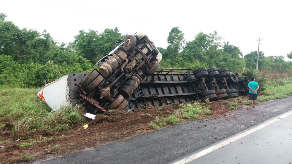 Excesso de velocidade e pista molhada pode ter causado o acidente na BR-226. (Foto: Divulgação/PRF)