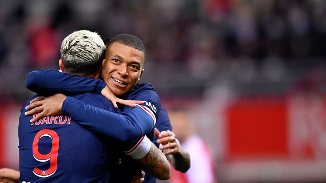 Mbappé comemora com o Icardi um dos gols do PSG sobre o Reims
