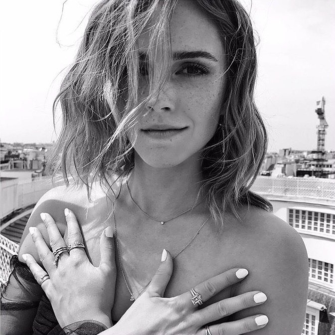 Emma Watson usando o anel da Shiffon (Foto: Reprodução / Instagram)