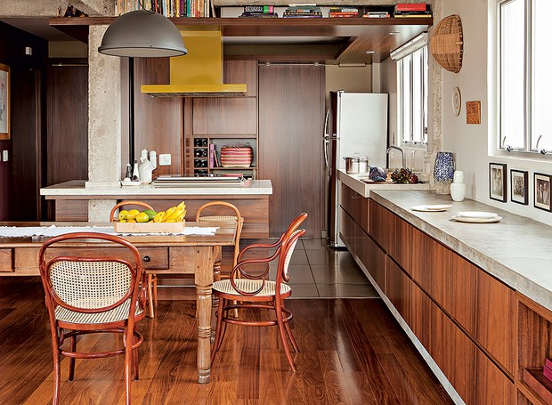 Piso, móveis e até teto de madeira conferiram o estilo rústico à cozinha projetada pelo arquiteto Gustavo Calazans (Foto: Edu Castello/Casa e Jardim)