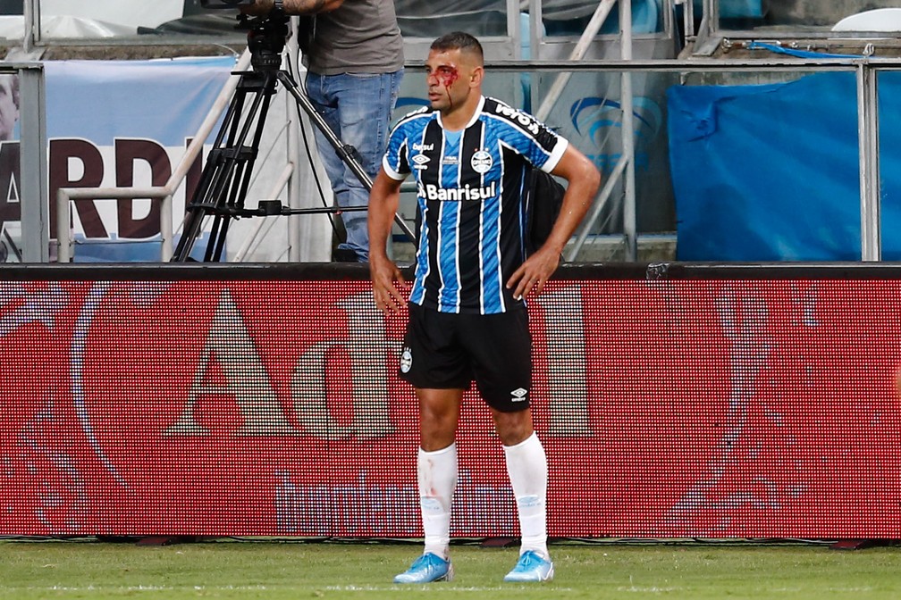 Luan é expulso após cotovelada em Diego Souza; atacante fica com o rosto coberto de sangue