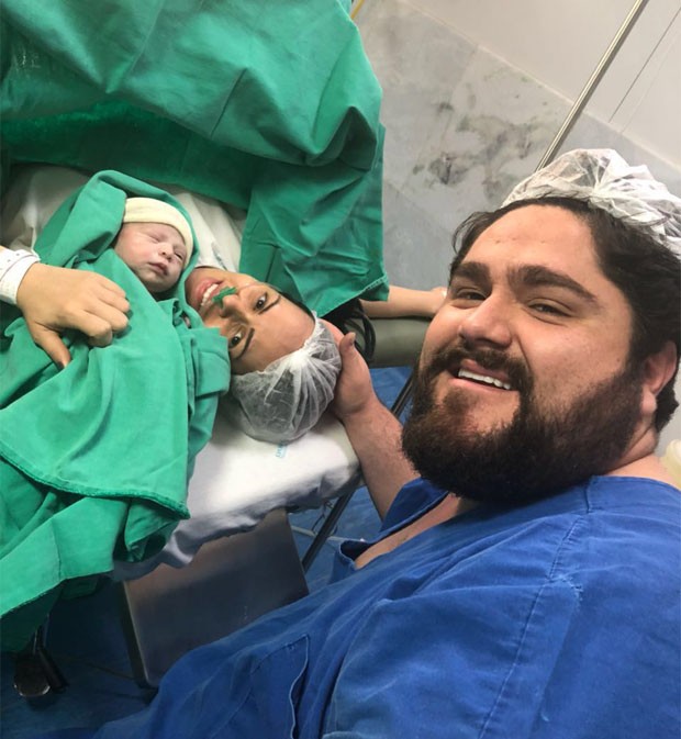 César Menotti com a filha recém nascida  (Foto: divulgação / reprodução)