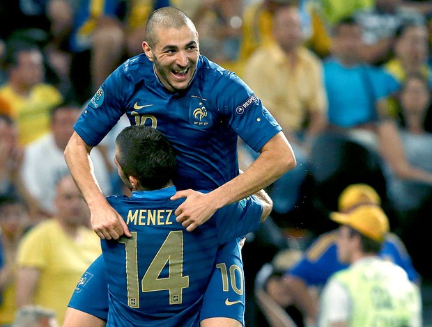 Jeremy Menez e Benzema comemoram gol da França (Foto: Reuters)