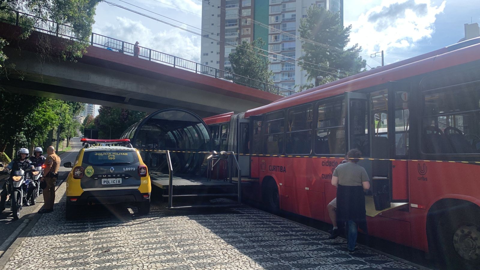 Mulher é morta com golpe de faca dentro de ônibus de Curitiba após intervir em discussão, diz Setransp