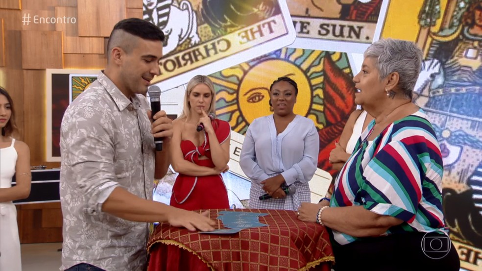 Taróloga prevê paternidade para André Marques e ele diz 