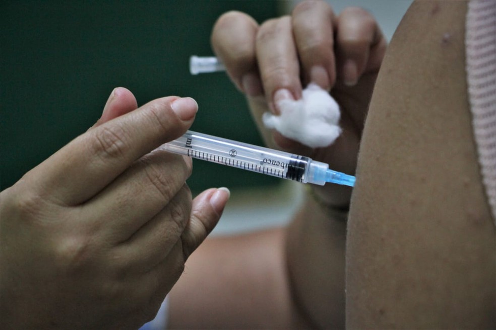 Equipes de saúde atendem em 17 pontos de imunização com vacina contra a Covid-19 — Foto: Odair Leal/Secom