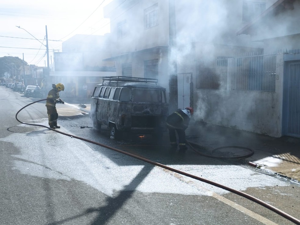 Bombeiros apagam fogo em Kombi — Foto: Corpo de Bombeiros/Divulgação