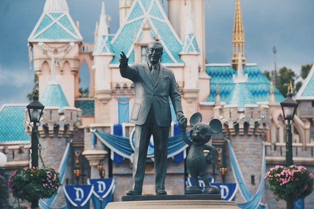 Estátua de Walt Disney e Mickey Mouse no Magic Kingdom, em Orlando (Foto:  Travis Gergen / Unsplash)