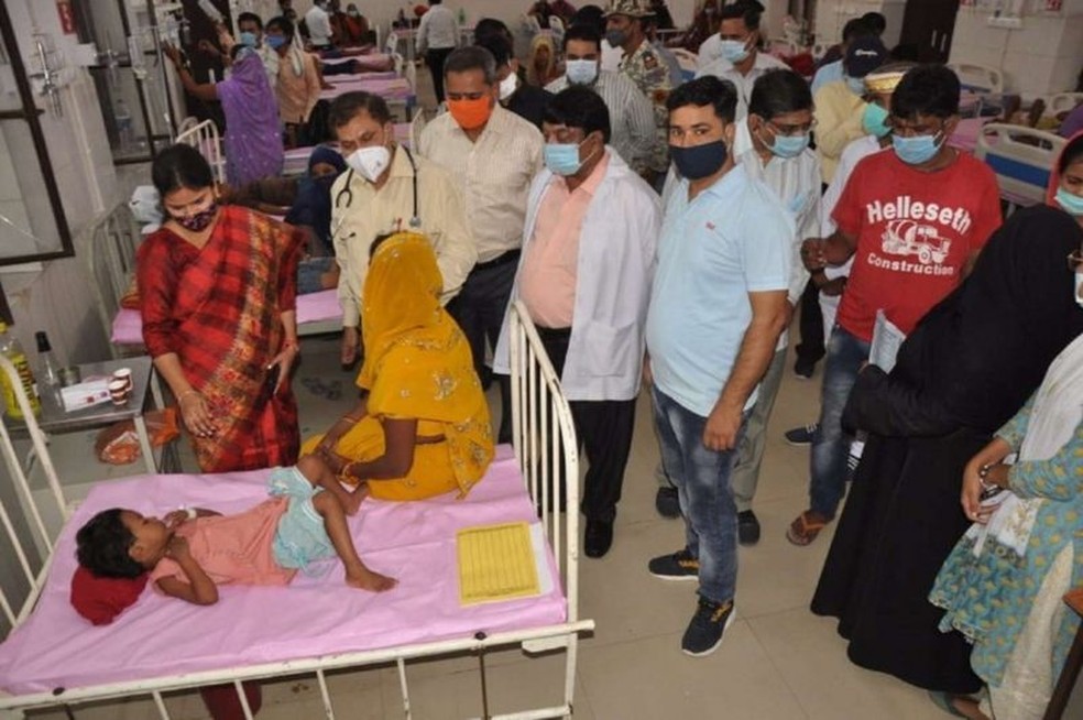 Pelo menos 50 pessoas, a maioria crianças, morreram de febre em Uttar Pradesh na semana passada — Foto: BBC