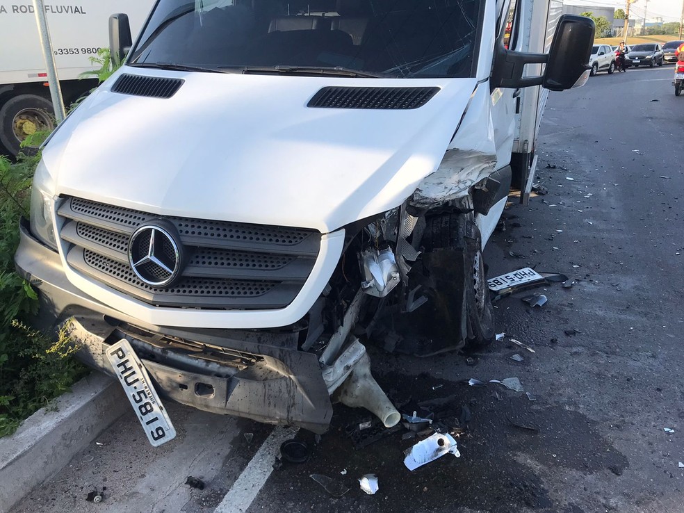  Os dois veículos envolvidos no acidente também permaneciam no local para realização de perícia. — Foto: Jucélio Paiva/Rede Amazônica