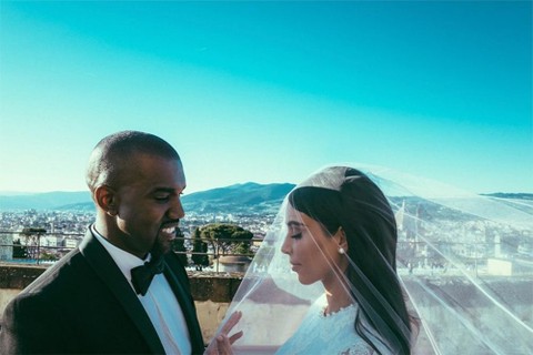 Kim Kardashian e Kanye West no dia do casamento.
