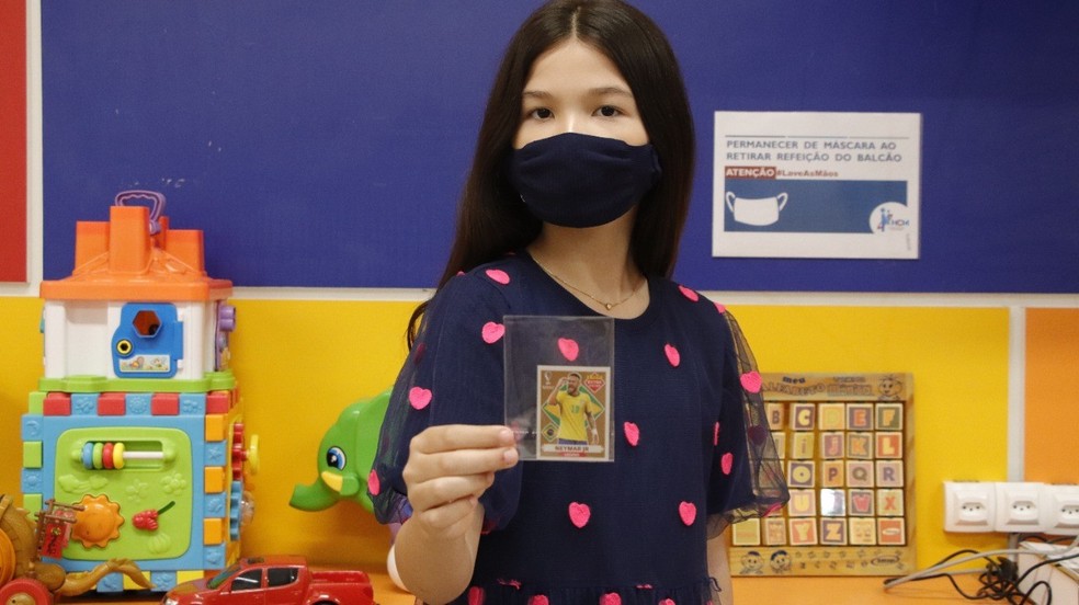 Vitória doou a figurinha Legend Gold do Neymar ao HCM de Rio Preto (SP) — Foto: Divulgação