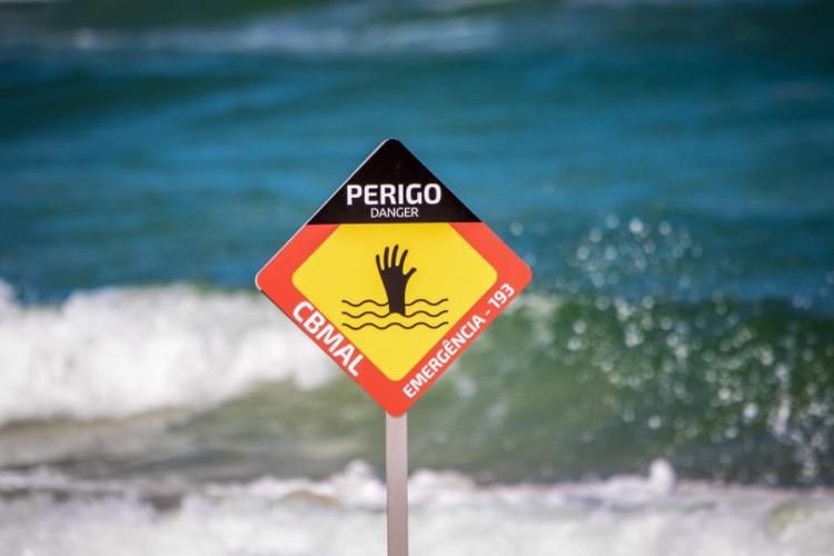 Bombeiros fazem buscas por jovem que desapareceu ao entrar na Praia do Gunga, em Alagoas