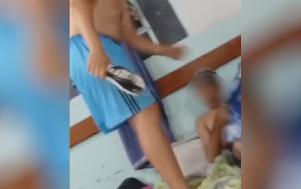 Tcnico de futebol agride aluno com chineladas em Caldas Novas  Foto: Reproduo/TV Anhanguera