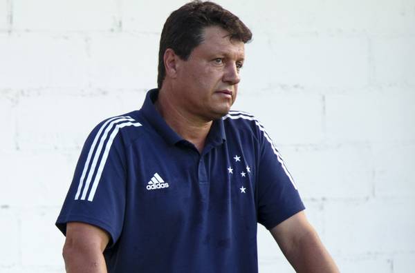 Dono do Cruzeiro destaca confiança em Adilson Batista na base do clube.