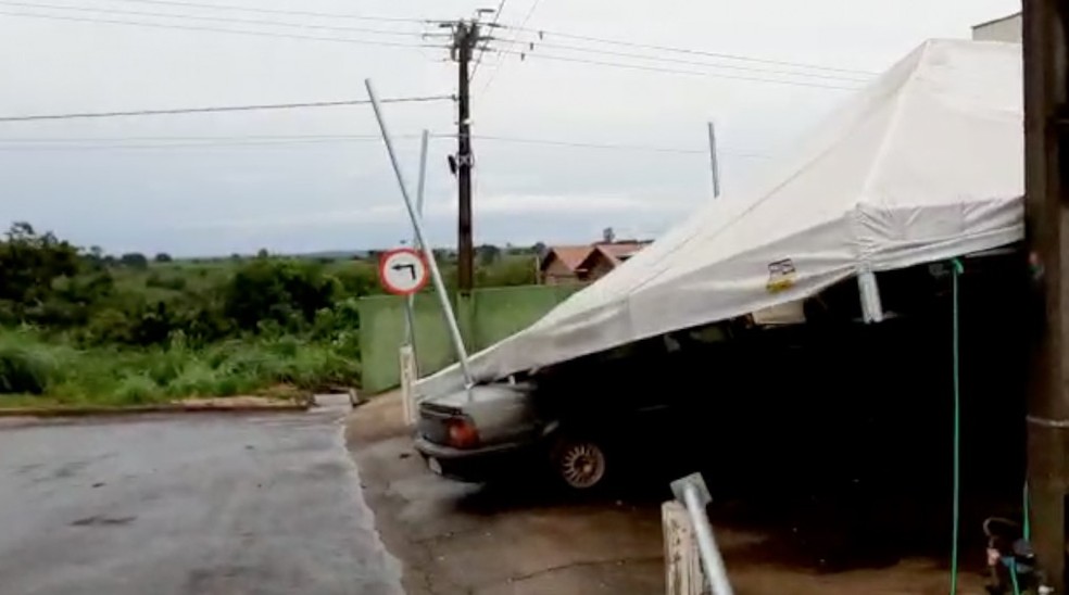 Tenda usada para abrigar carros de servidores de unidade de saúde caiu após tempestade — Foto: George da Silva Camelo/Divulgação