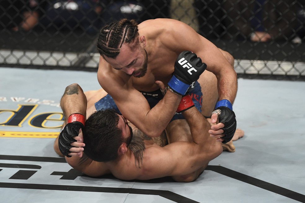 Kyler Phillips golpeia Gabriel Silva no UFC Norfolk — Foto: Getty Images