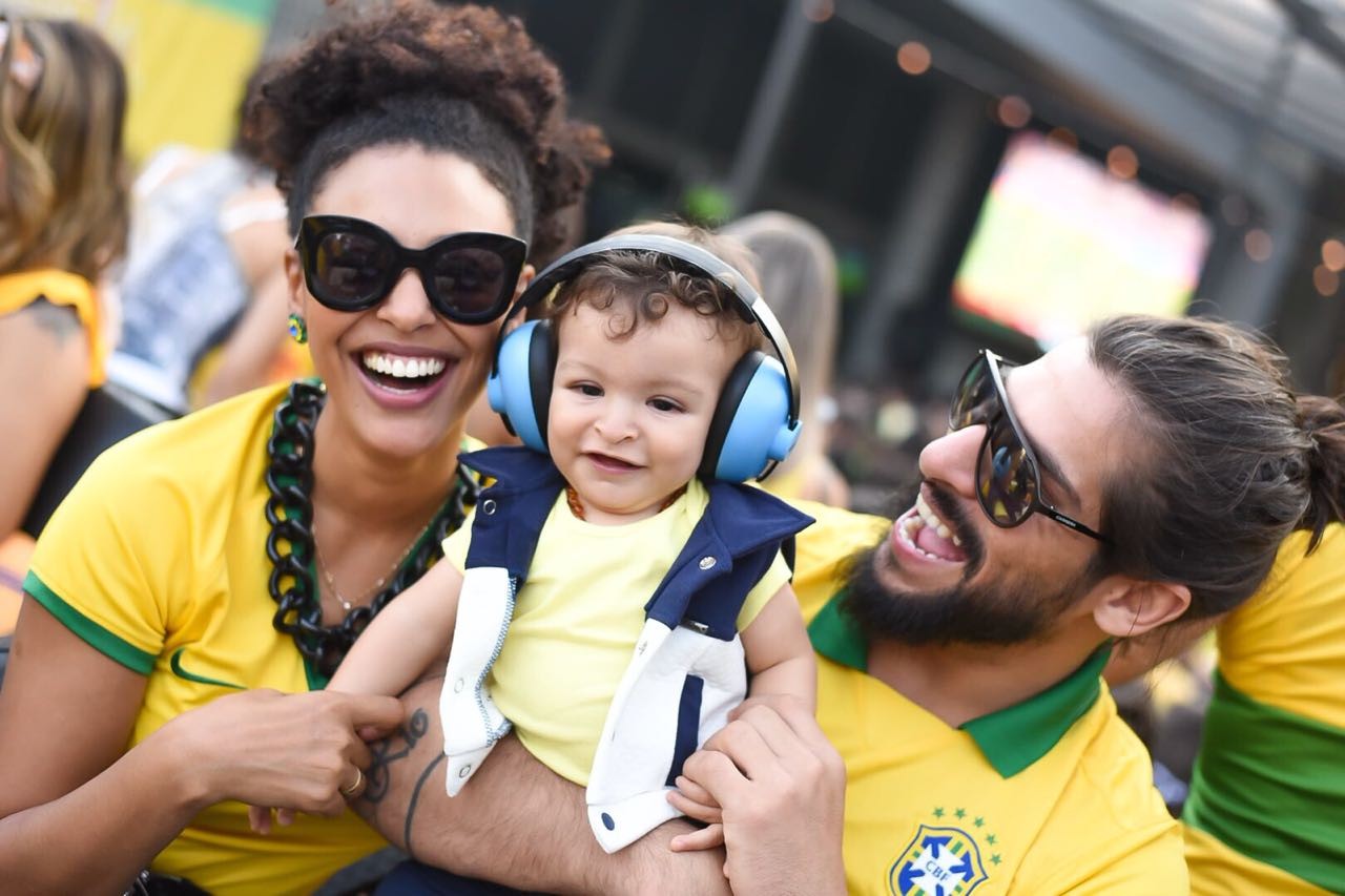 Filho De Sheron Menezzes Rouba A Cena Ao Torcer Pelo Brasil Vogue Gente