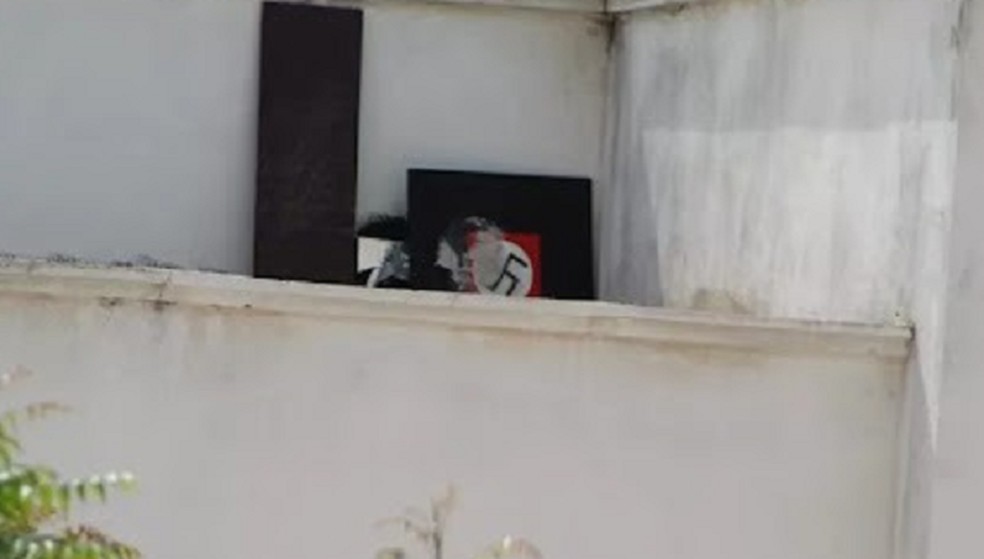 Moradores compartilharam imagens de quadro com suástica em condomínio de Mossoró, no Oeste potiguar — Foto: Reprodução/Redes sociais