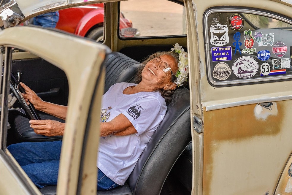 Joana sorri em ensaio fotográfico especial aos idosos em 2019, em Cáceres — Foto: Darlan Brunel