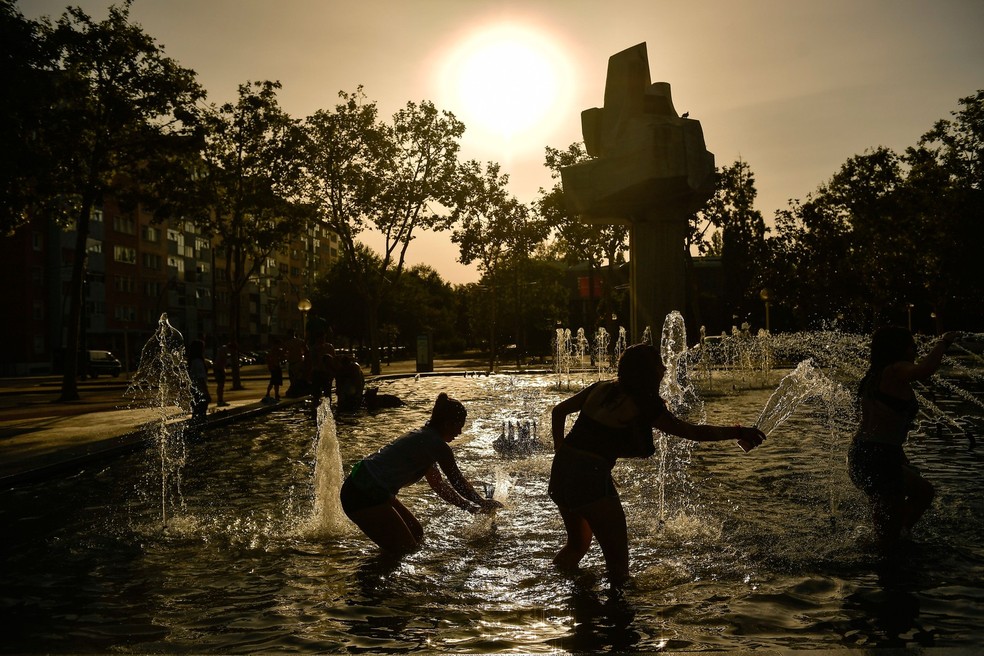  Pessoas se divertem em fonte em dia de calor intenso na cidade basca de VitÃ³ria, no norte da Espanha  â€” Foto: Alvaro Barrientos/AP