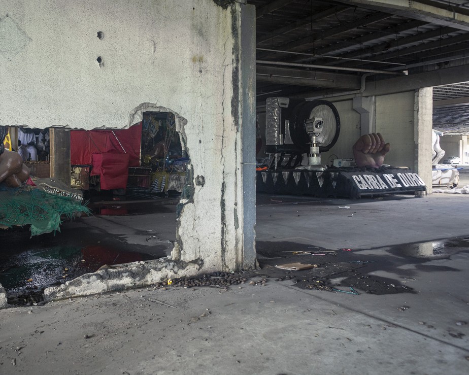 Materiais de outros carnavais descartados se acumulam no galpão do antigo Carrefour, em Niterói