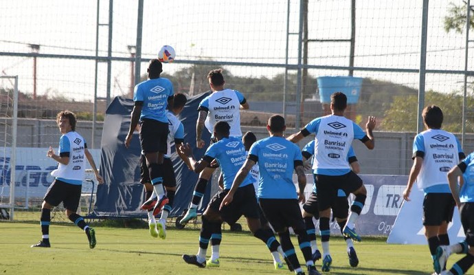 Após abrir o treino, Felipão ajusta pontaria do time e mantém mistério