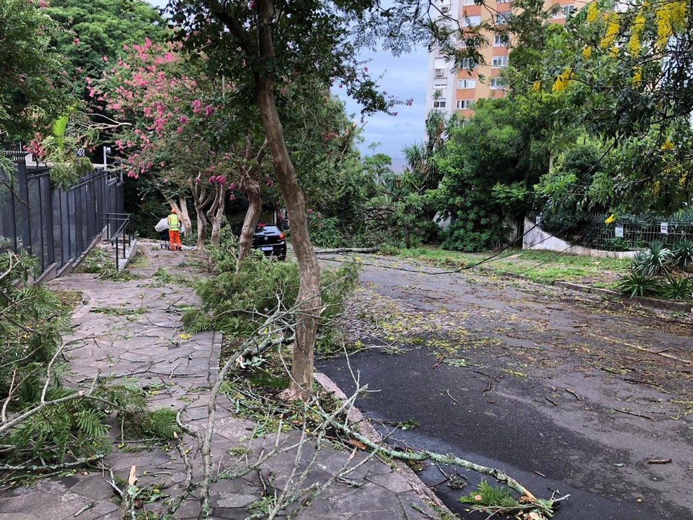 Ruas ficam interditadas após o temporal que atingiu Porto Alegre na tarde de quarta-feira (15) — Foto: Matheus Felipe/RBS TV