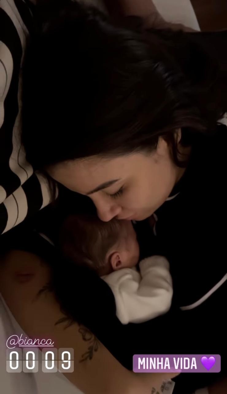 Bianca Andrade surge abraçada ao filho três dias após o nascimento (Foto: Reprodução/Instagram)