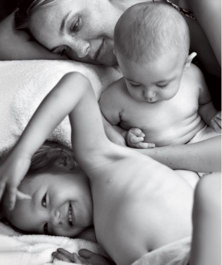 Carol Trentini posa com os filhos Bento e Benoah no Rio de Janeiro (Foto: Reprodução/Vogue americana )