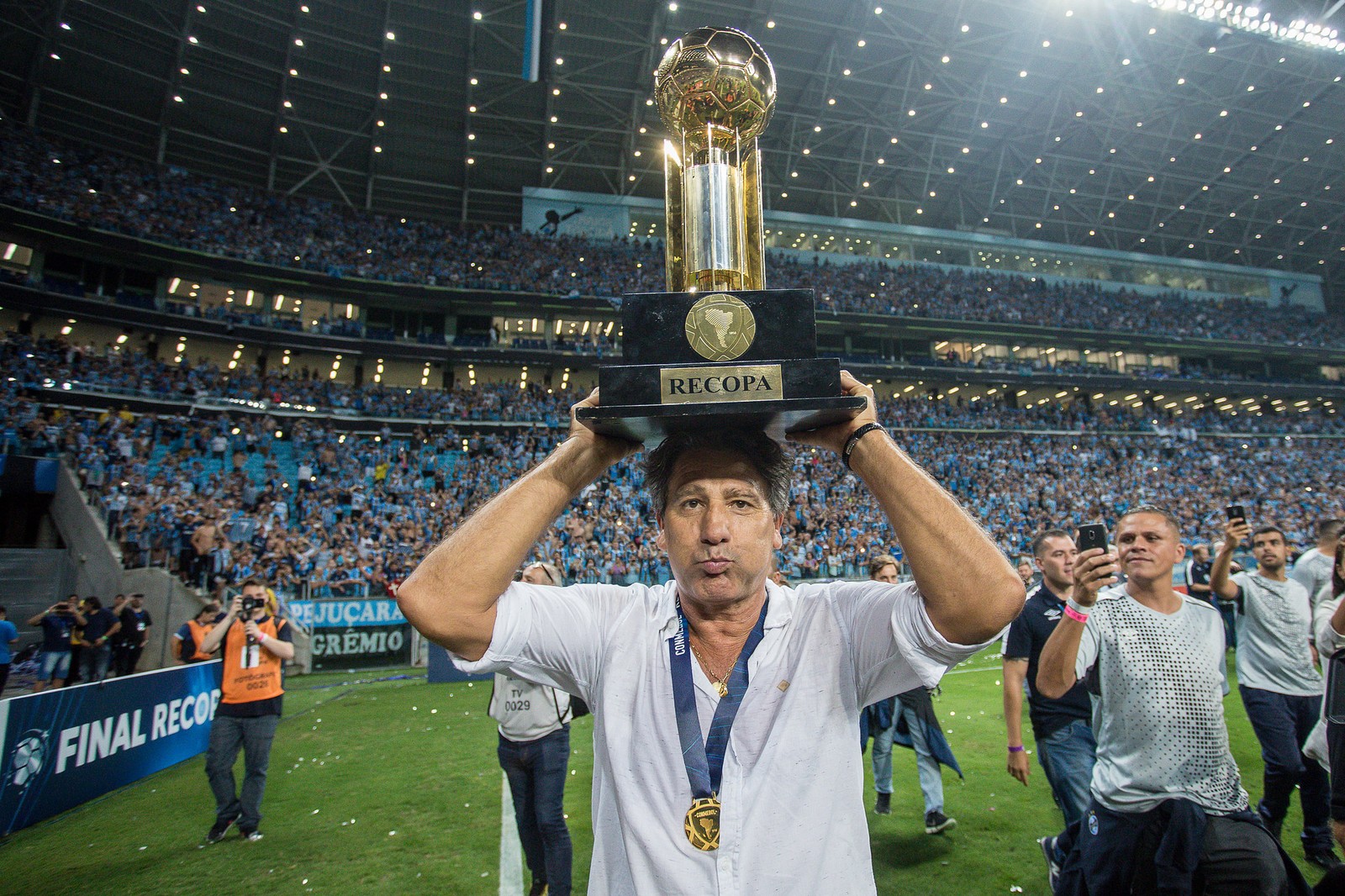 Renato ergue 3ª taça em 17 meses e tira onda: Cansado de conquistar títulos