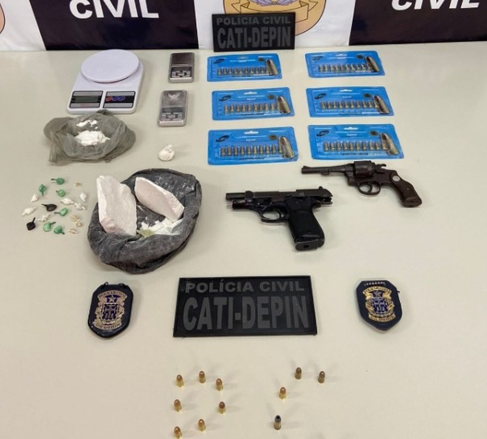 Homem morre em confronto com a polícia na BA e outros dois são presos com armas e cocaína; trio havia saído de SP — Foto: Divulgação/Polícia Civil
