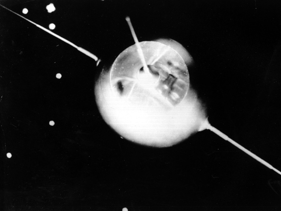 Modelo do Sputnik, primeiro satÃ©lite lanÃ§ado pela URSS (Foto: AP Photo)