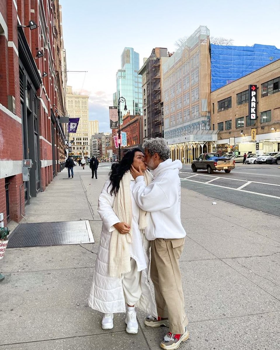 Em NY, Regina Casé ganha beijo apaixonado do marido (Foto: Reprodução/ Instagram)