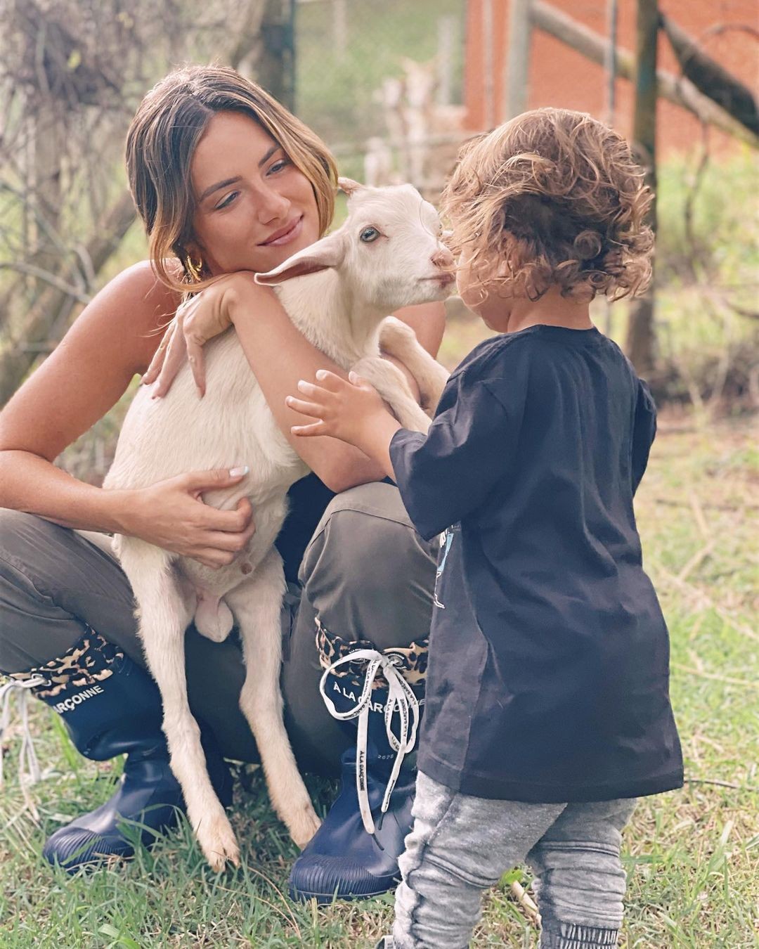 Giovanna Ewbank posa com o filho Zyan e uma cabra  (Foto: Reprodução Instagram)