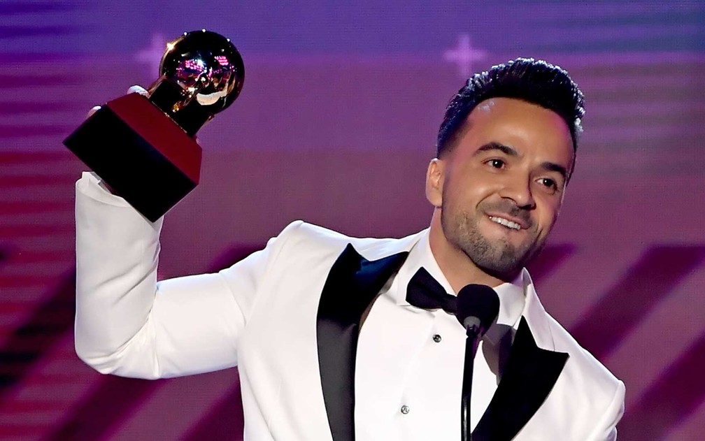 Luis Fonsi ergue o Grammy de Canção do Ano para 'Despacito' (Foto: Kevin Winter / Getty Images / AFP Photo)