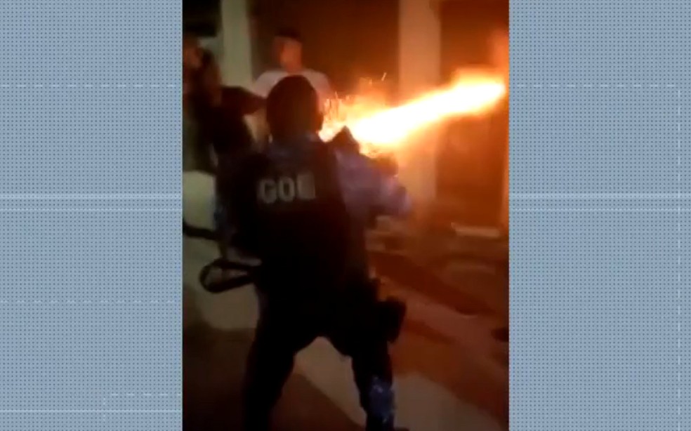 Guarda Municipal dispara tiros de borracha em ação no bairro de Itapuã — Foto: Reprodução/TV Bahia