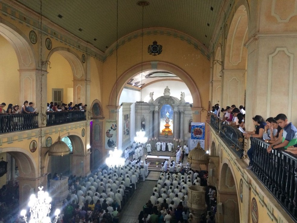 Missa reuniu centenas de fiéis na Catedral de Manaus (Foto: Matheus Castro/Rede Amazônica)