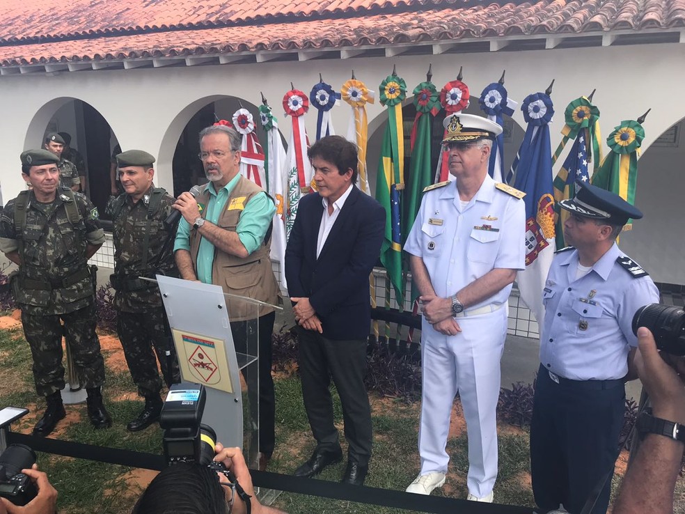 Ministro Raul Jungmann, da Defesa, faz pronunciamento ao lado do governador Robinson Faria, em Natal  (Foto: Kleber Teixeira/Inter TV Cabugi)