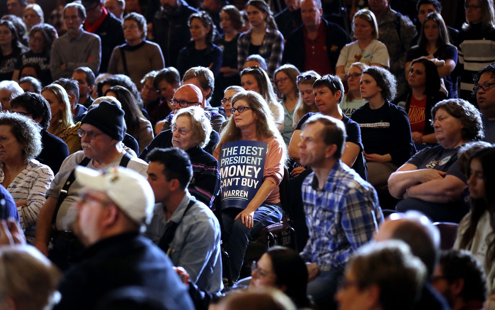 Eleitores ouvem discurso da pré-candidata democrata Elizabeth Warren em Ames, Iowa, no domingo (2) — Foto: Chip Somodevilla/Getty Images/AFP