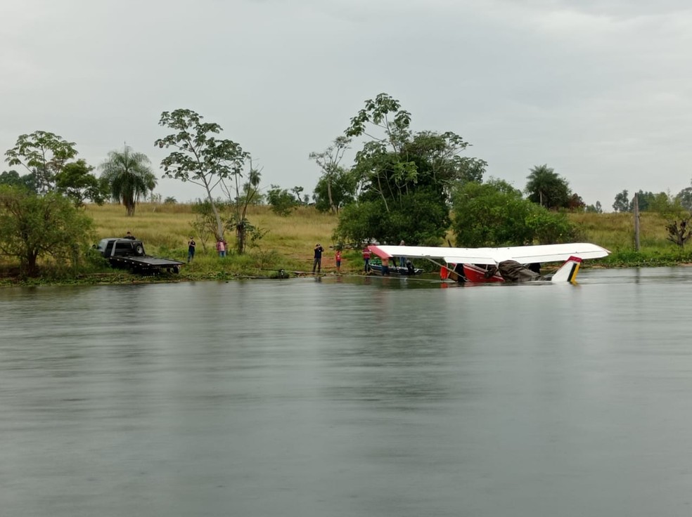 Avião foi retirado do Rio Paraná, em Presidente Epitácio, neste sábado (17) — Foto: Geraldo Gomes/Chamada Geral