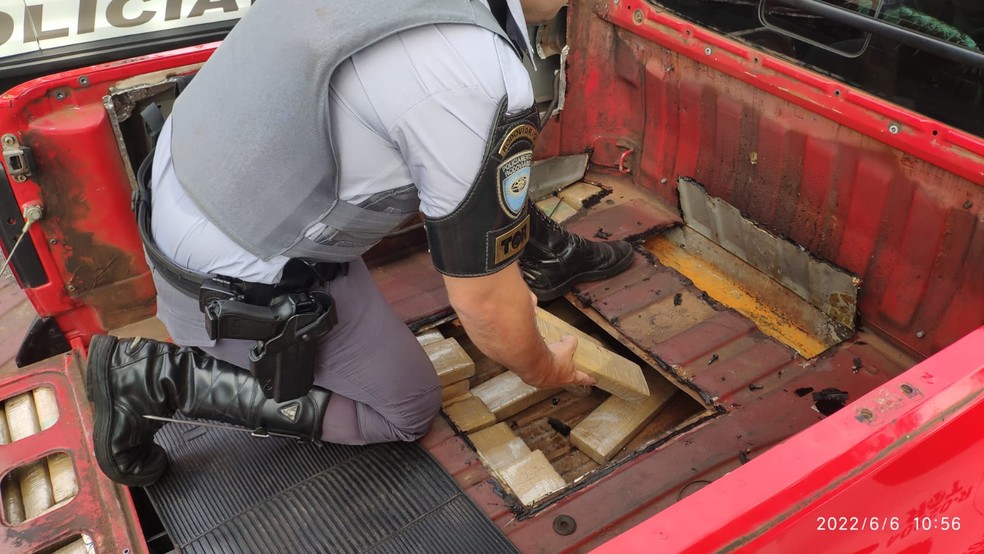 Droga estava escondida em fundos falsos na carroceria do veículo — Foto: Polícia Rodoviária/Divulgação