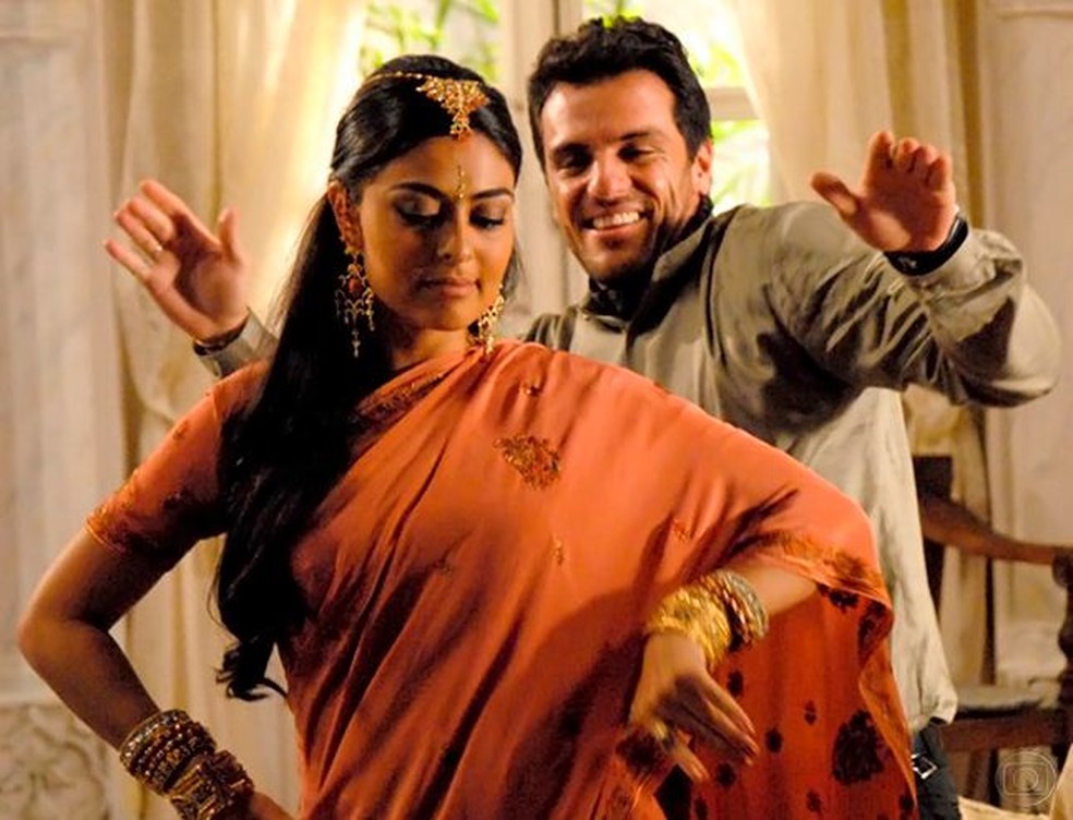 Na foto, Juliana Paes como Maya e Rodrigo Lombardi como Raj Ananda — Foto: TV Globo