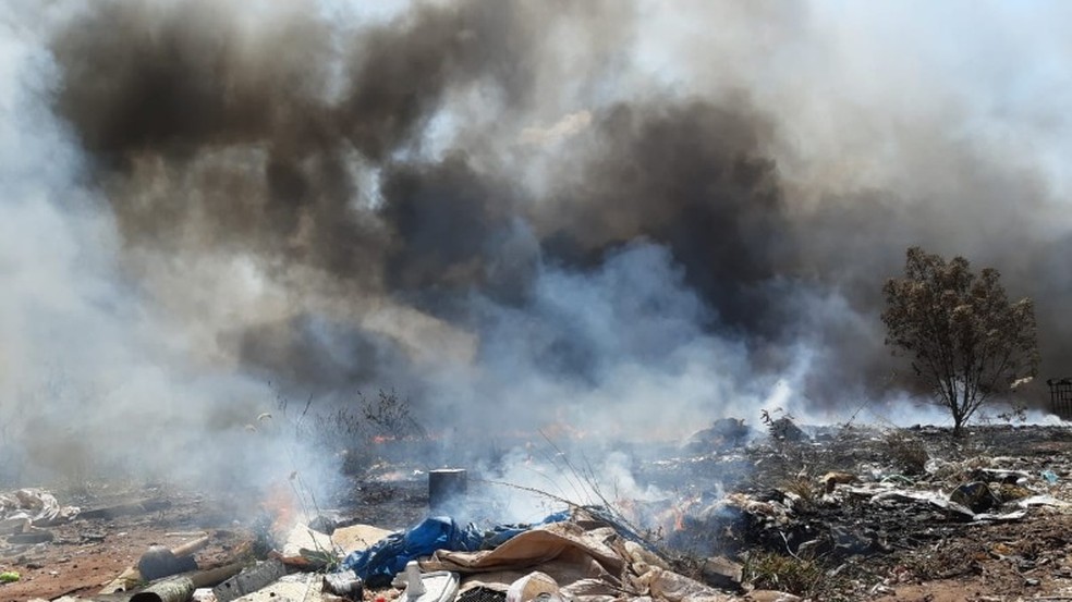 Incêndio atinge depósito de materiais recicláveis em Araraquara — Foto: Walter Strozzi/ACidade ON Araraquara