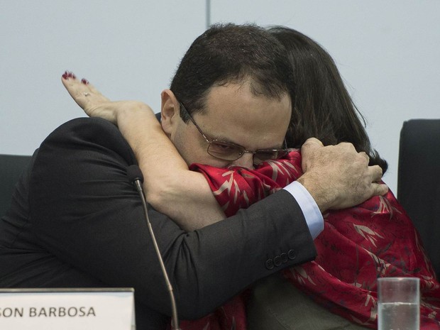 Novo ministro do Planejamento, Nelson Barbosa abraça sua antecessora, Miriam Belchior, ao receber o cargo em Brasília (Foto: Marcelo Camargo/Agência Brasil)