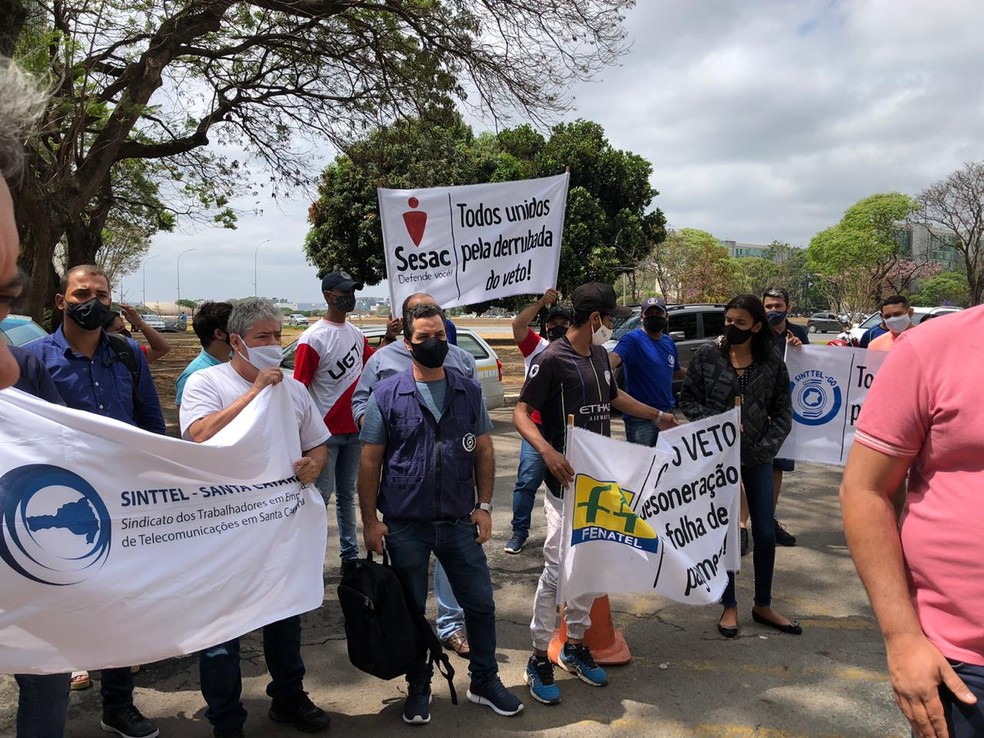 Representantes de sindicatos protestaram em Brasília pela derrubada do veto à desoneração da folha de pagamentos de empresas — Foto: Sofia Corrêa/TV Globo
